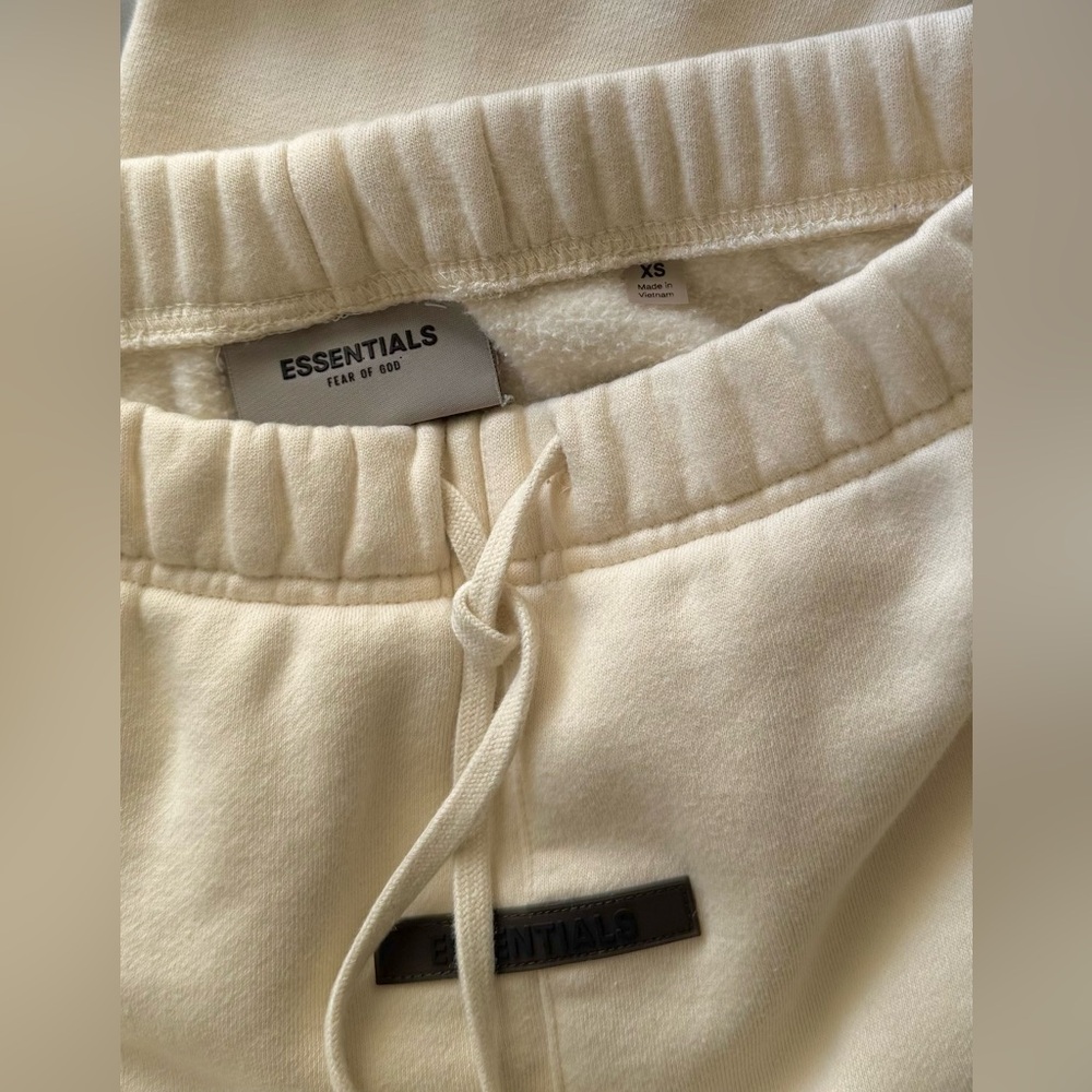 FEAR OF GOD ESSENTIALS Sweatpants Joggers Cream/Buttercream - Picture 9 of 12